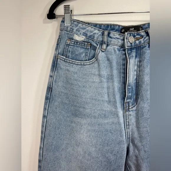 Missguided Jeans Women’s Size 2R Riot Highwaisted Busted Knee Mom Jean
