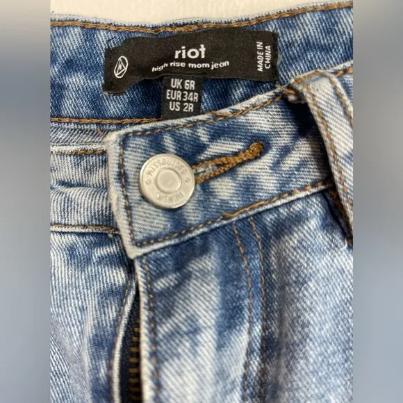 Missguided Jeans Women’s Size 2R Riot Highwaisted Busted Knee Mom Jean