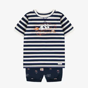 Pyjama deux pièces marine avec motif de bateaux dans une bouteille en doux coton, enfant.  || Two-piece navy pajamas with ship-in-a-bottle motif in soft cotton, child.