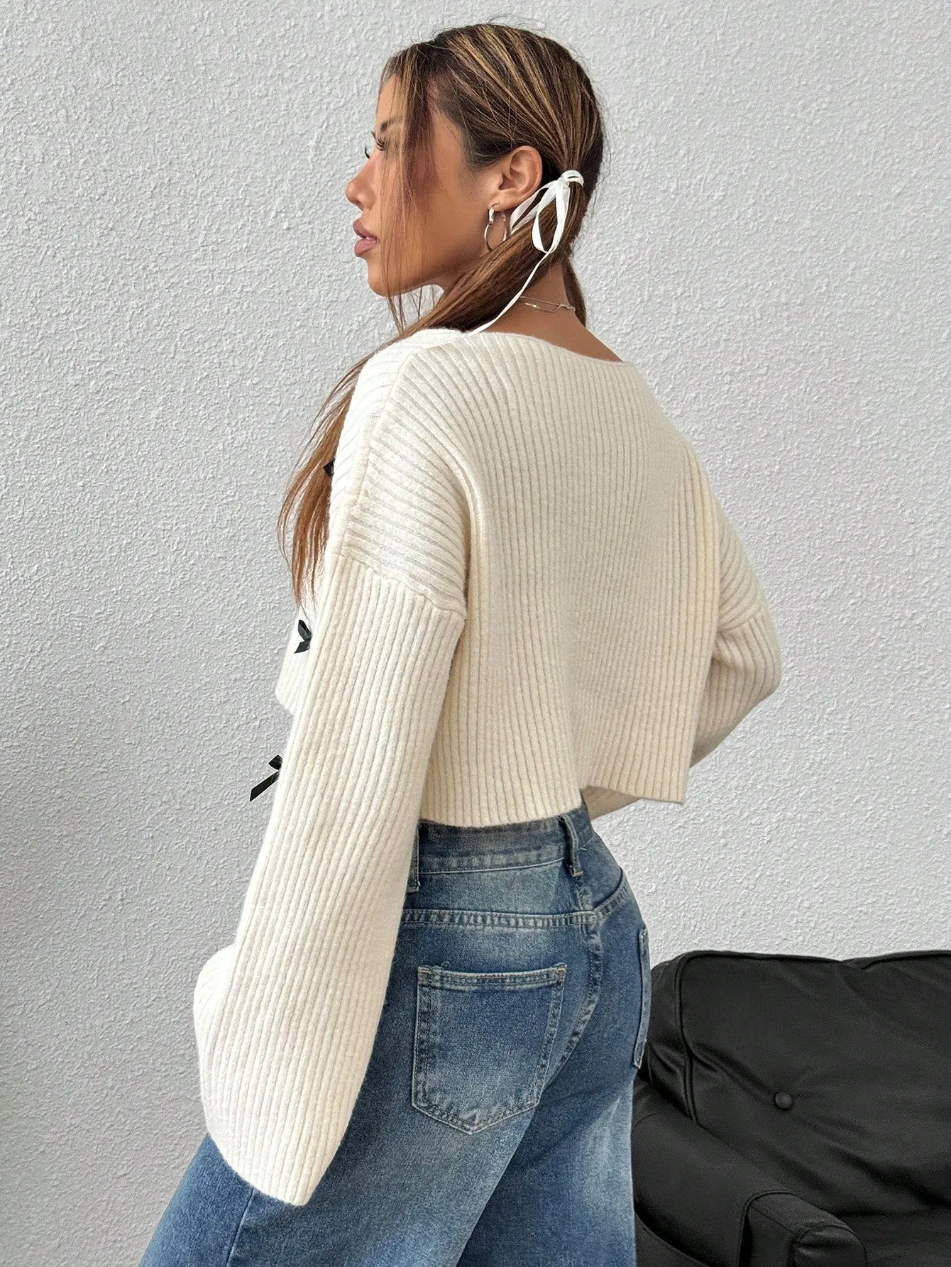 Suéter Casual con Cuello en V y Lazo 3D de Cherry Vibes