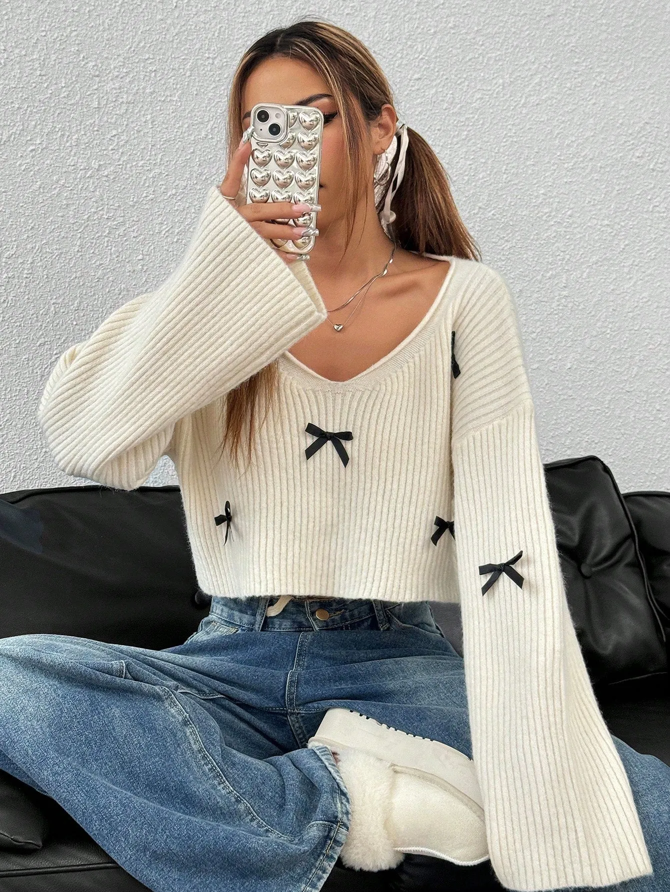Suéter Casual con Cuello en V y Lazo 3D de Cherry Vibes