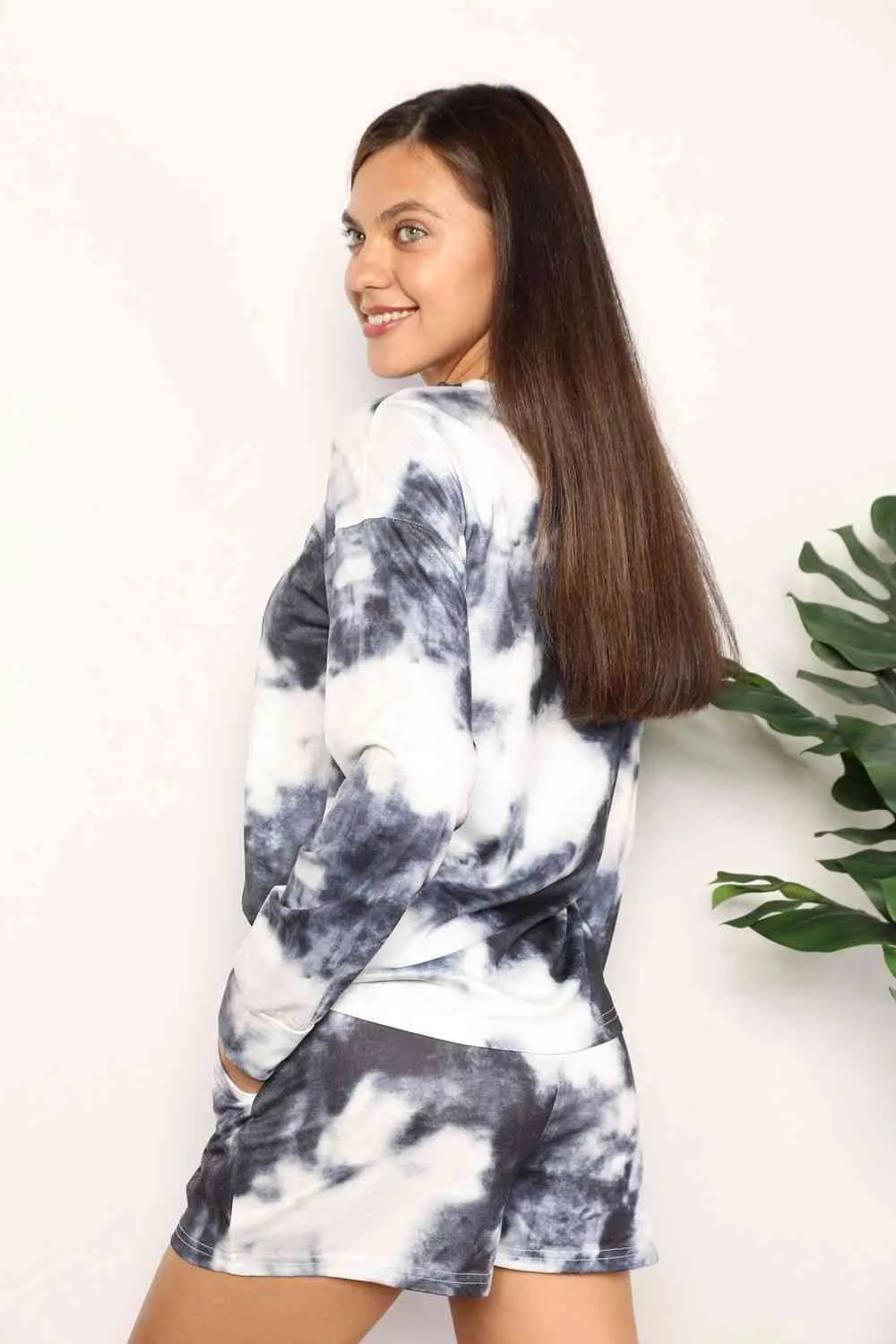 Tie-Dye Lounge Set – Round Neck Long Sleeve Top & Matching Shorts